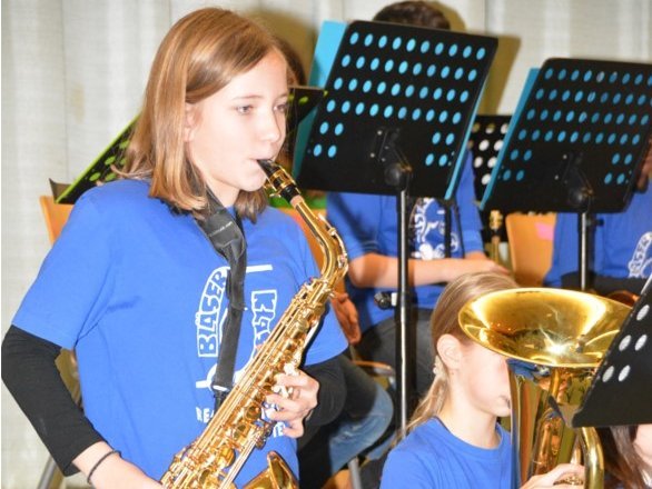  Schülerin spielt Saxophon 