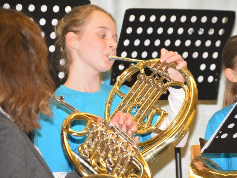  Schülerin spielt am Horn 