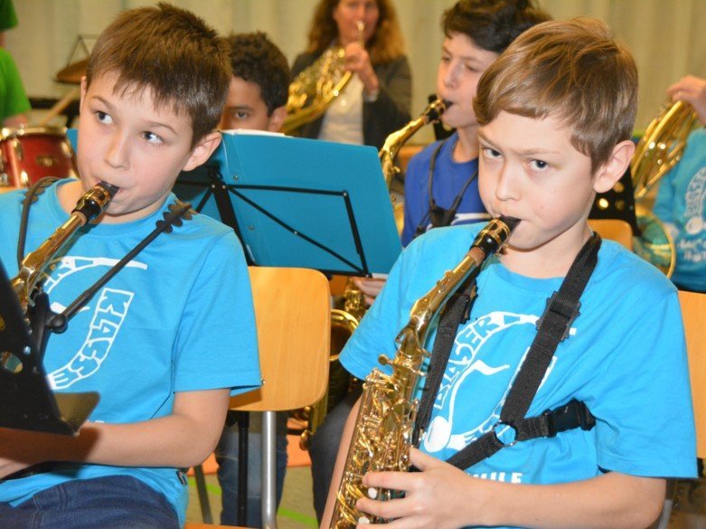  Schüler spiele Saxophone 